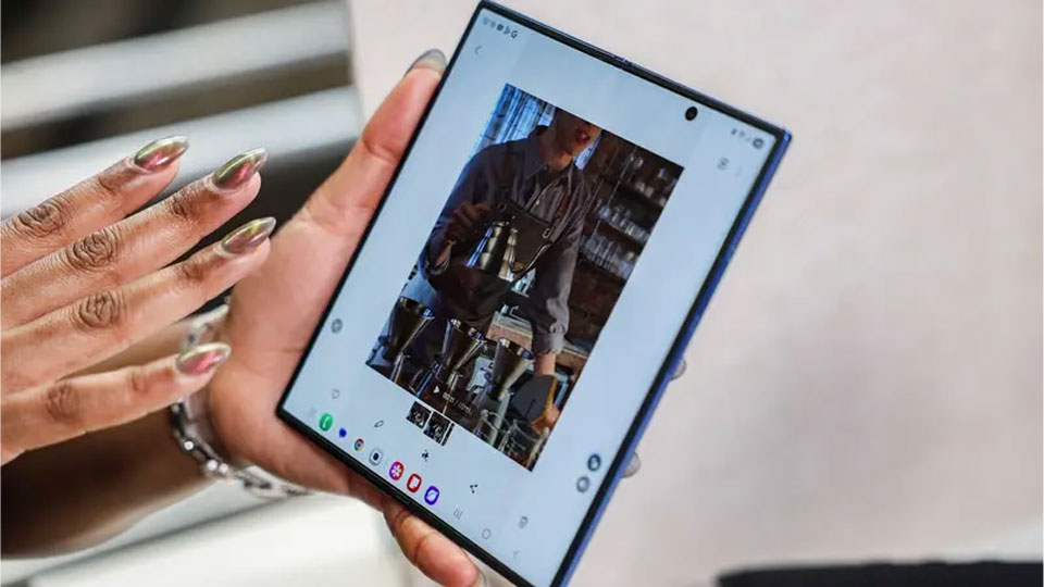 سامسونغ تكشف قريبا عن Galaxy Z TriFold هاتف ثلاثي الطي